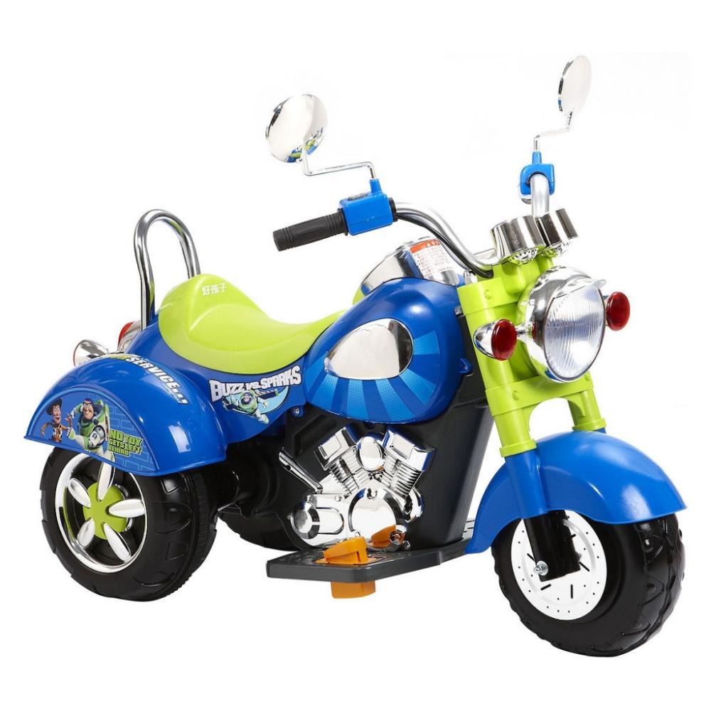 Mga bata nga motorsiklo nga mga trike nga nagsakay sa mga bisikleta